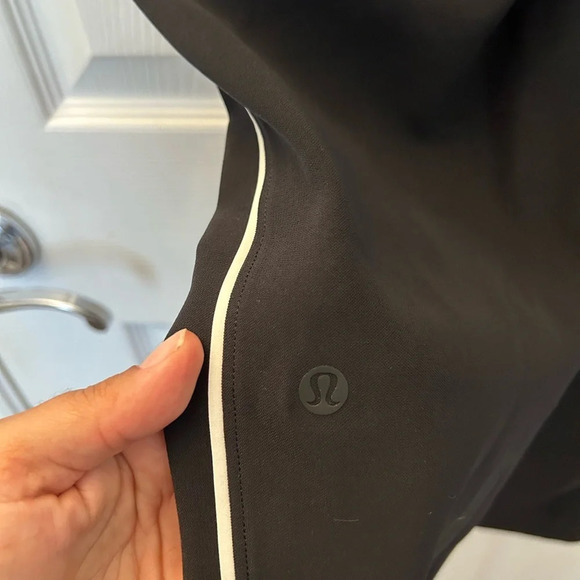 ! Lululemon On The Right Tract Pant, Size 4, Very Good Condition - Picture 10 of 12
